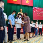 Van Phuc Group tặng quà tết 2023 trẻ em